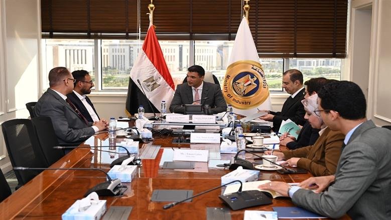 جوتن مصر للدهانات — اجتماع وزير الصناعة مع مسؤولي الشركة