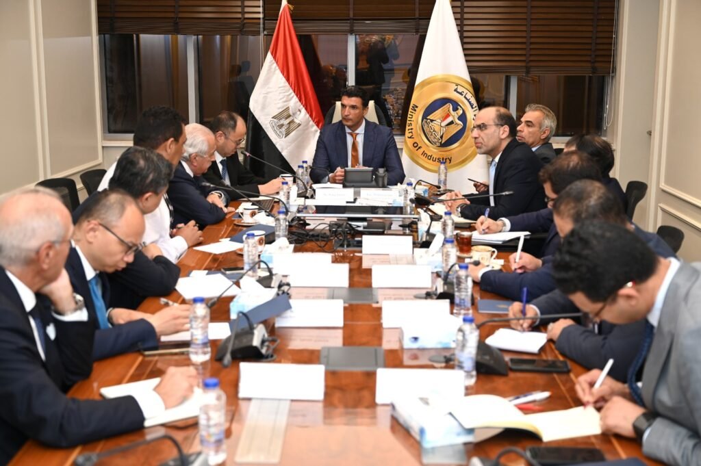 وزير الصناعة يبحث مع بروميتيون خطة مصنع إطارات في مصر 2026