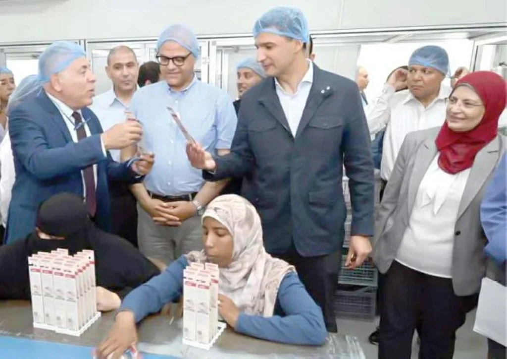 الصناعات البلاستيكية في مصر — وزير الصناعة ومحافظ الإسكندرية خلال الجولة التفقدية لمجمعات مرغم