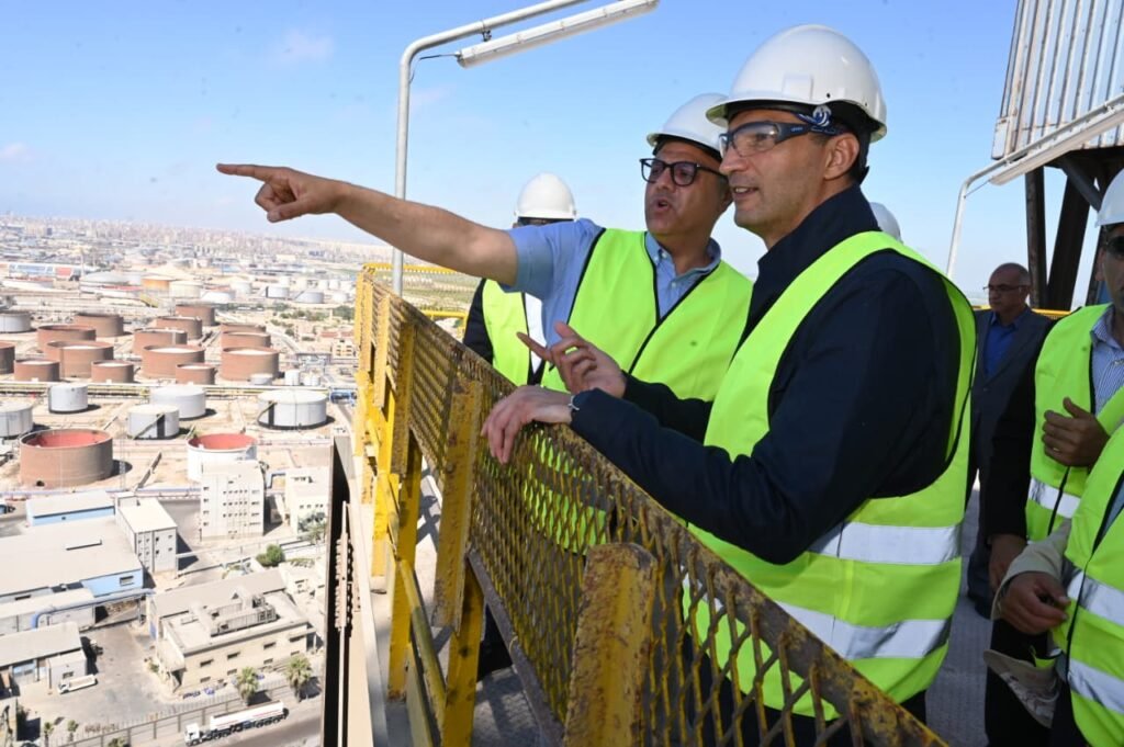 تصدير الأسمنت المصري — وزيرا الصناعة والاستثمار يفتتحان صومعتي تصدير تيتان بالإسكندرية
