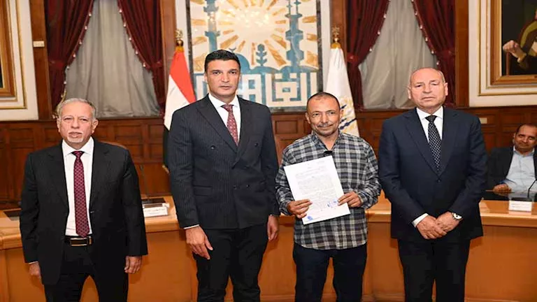 تقنين المصانع في مصر — وزير الصناعة يسلم عقود تقنين لمصانع شق الثعبان