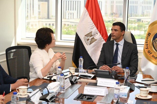 وزير الصناعة خالد هاشم يجتمع بوفد شركة جيانغسو تشانغهونغ الصينية للمعدات الذكية