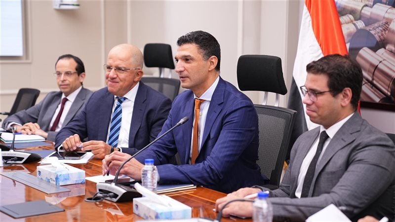 المهندس خالد هاشم وزير الصناعة المصري خلال اجتماع مع قيادات الوزارة