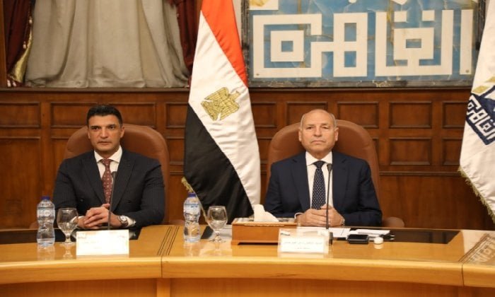 وزير الصناعة خالد هاشم ومحافظ القاهرة يسلمان عقود تقنين أوضاع لمصانع شق الثعبان